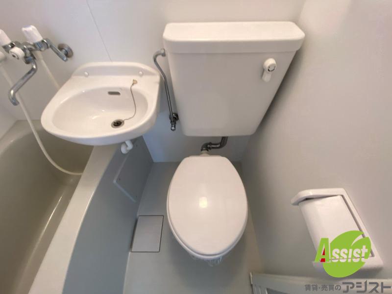 トイレ　トイレです。ユニットバスになってますのでコンパクト。
