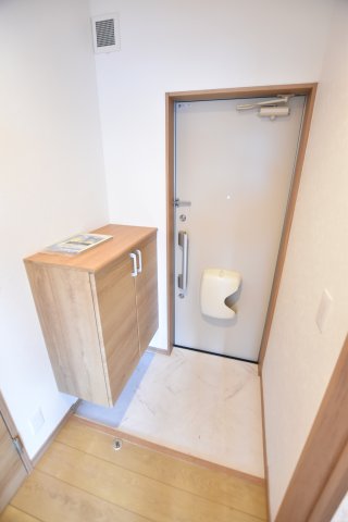 玄関　同物件、別号室の写真です。