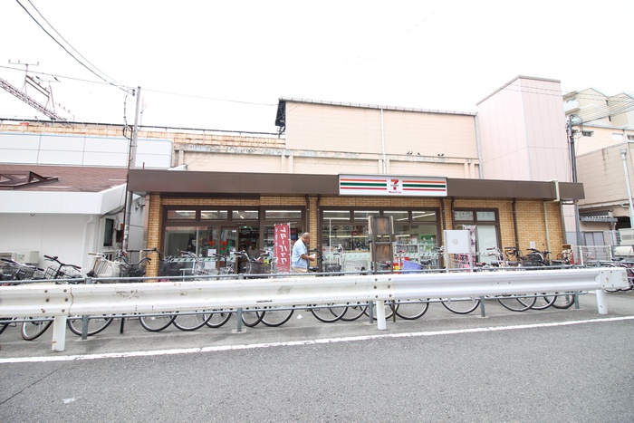 コンビニ　セブンイレブン（コンビニ）まで550m
