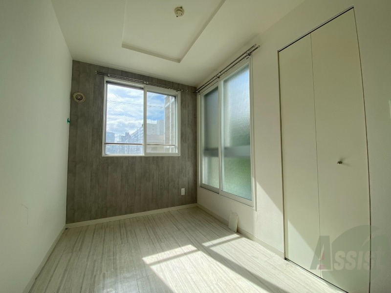 その他部屋・スペース　寝室はこちらです。光が差し込む、温かみのあるお部屋です。