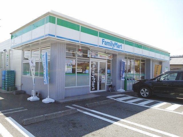 コンビニ　ファミリーマート（コンビニ）まで650m