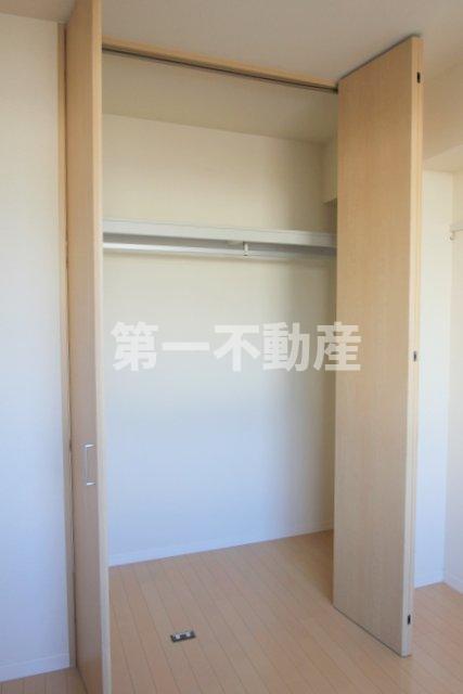 収納　リビング横洋室