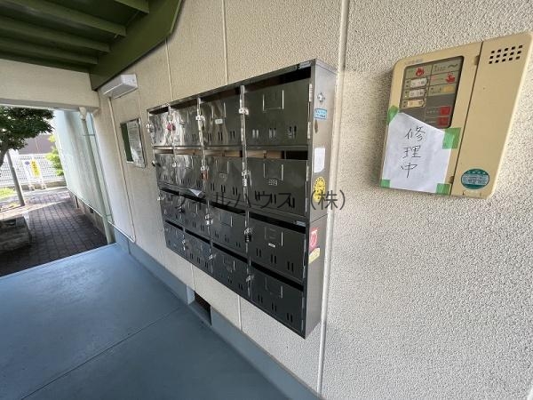 エントランス　屋根付き駐輪場！