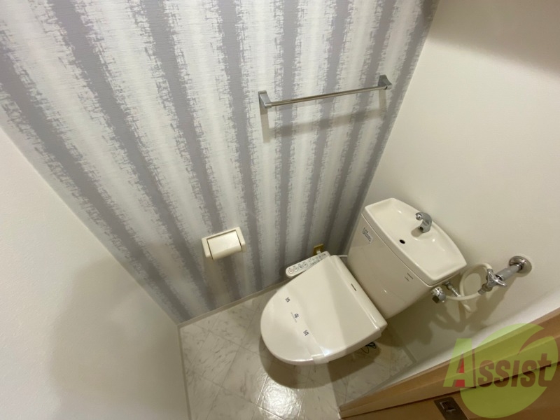 トイレ　トイレです。タオル掛けもついて便利ですね。