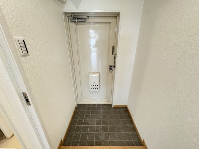 栄信ビルの玄関写真