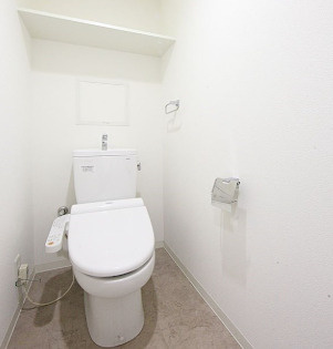 トイレ　※写真は同じマンションの違う部屋のものになります。