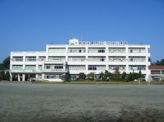 小学校　あきる野市立一の谷小学校（小学校）まで832m