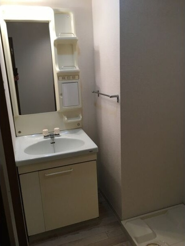 洗面設備　※写真は同じマンションの違う部屋のもの(反転タイプ)