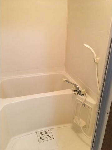 バス・シャワールーム　※写真は同じマンションの違う部屋のもの(反転タイプ)