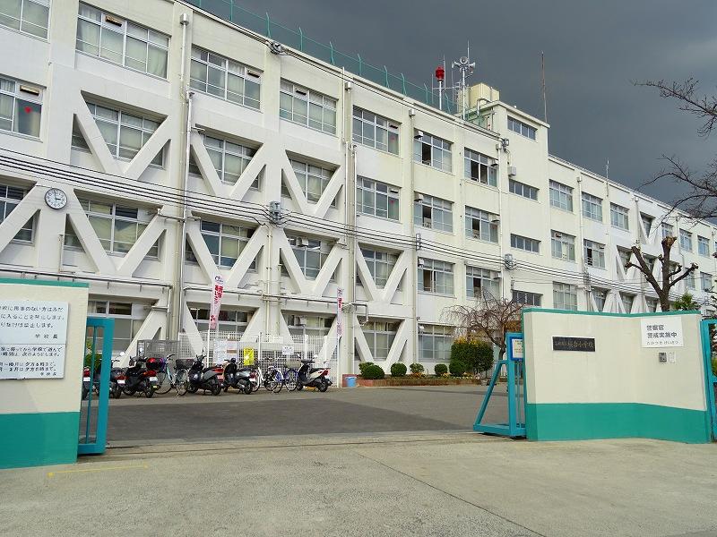 小学校　高槻市立桜台小学校（小学校）まで613m