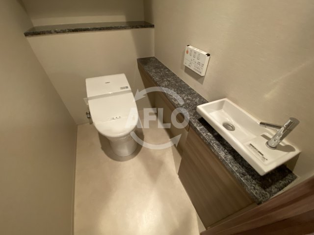 トイレ　ザ・セントラルマークタワー　温水洗浄便座
