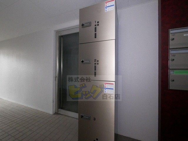エントランス　留守中も荷物が受け取れて便利な宅配ＢＯＸ完備しています♪