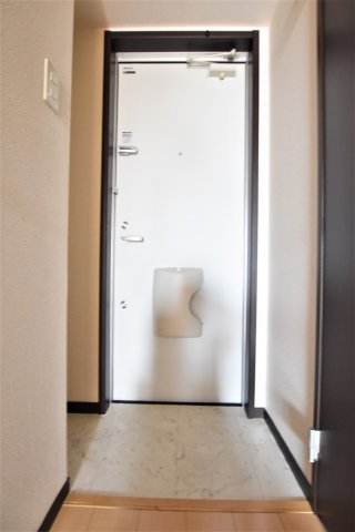 玄関　画像は別号室。ご参考にどうぞ