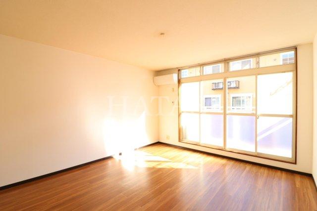 居室・リビング　同物件別部屋です。
