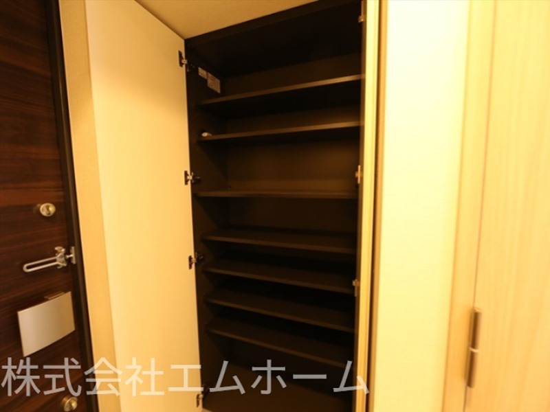 玄関　玄関　シューズボックス付（収納充実してます）