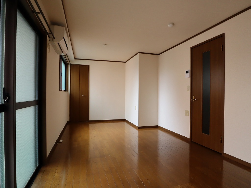 その他部屋・スペース　床貼替え予定　綺麗な室内　奥は収納　右側キッチン廻り