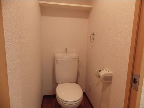 トイレ　※写真は同じマンションの違う部屋のものになります。