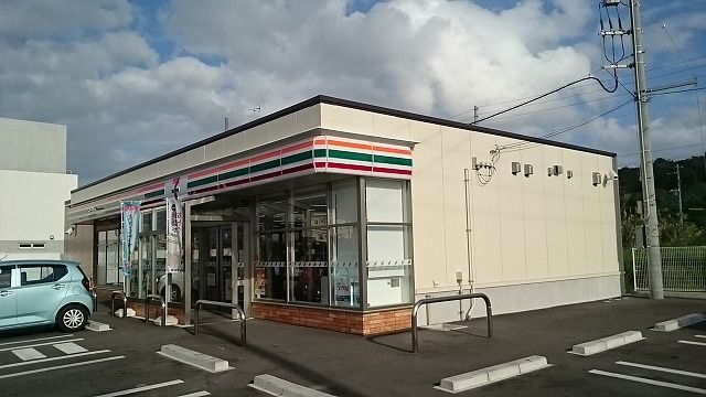 コンビニ　セブンイレブン糸満真栄里（コンビニ）まで450m