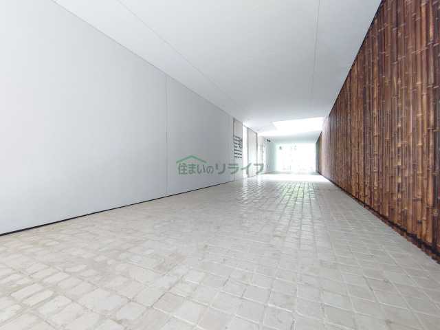 エントランス　ヤサビアン