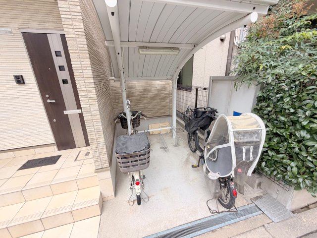 駐車場　敷地内には入居者専用の駐輪スペースもあります。