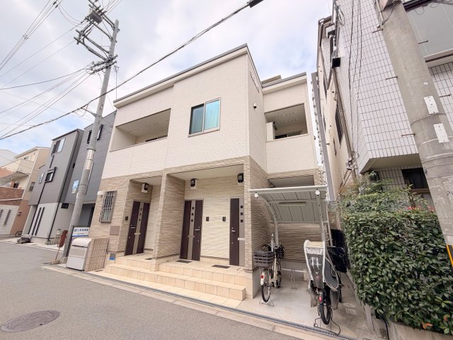 建物外観　閑静な住宅地にある、落ちついた色合いのキレイな建物です。