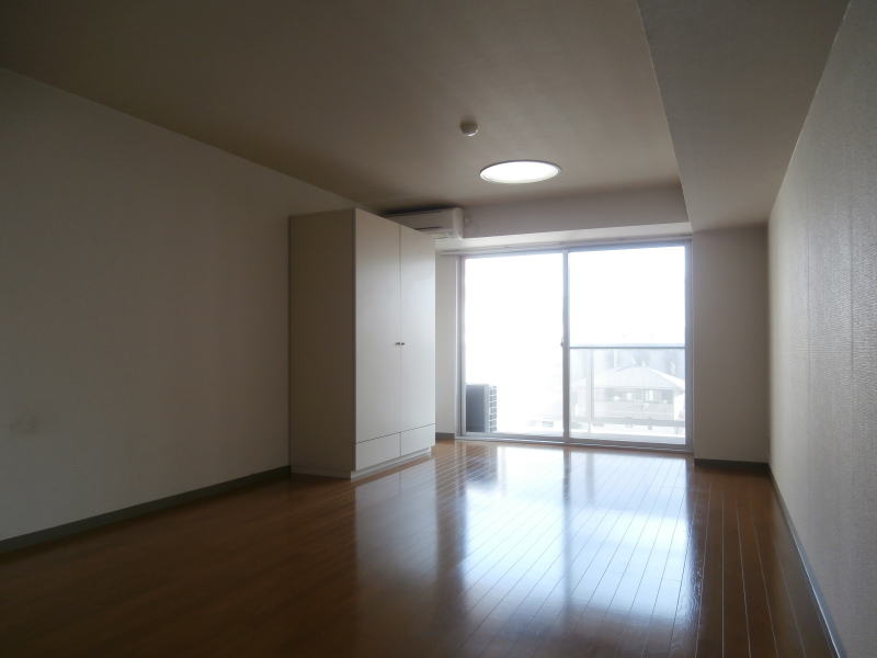 RISE COURT BWの居間写真