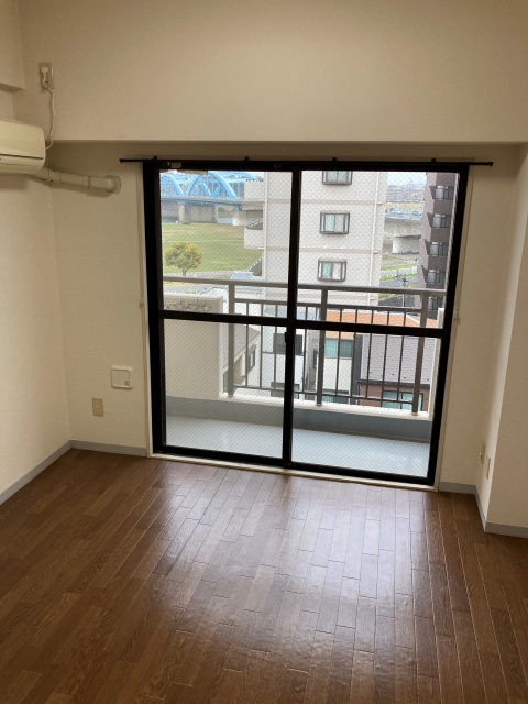 居室・リビング　こちらのリビングで趣味の時間をお楽しみください