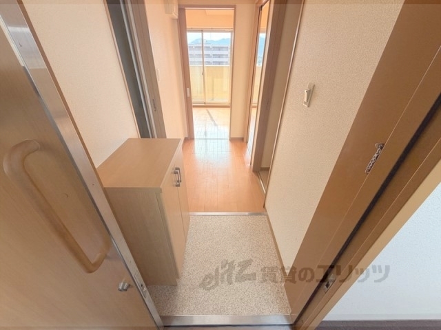 玄関　開けやすい引き戸タイプの玄関です・