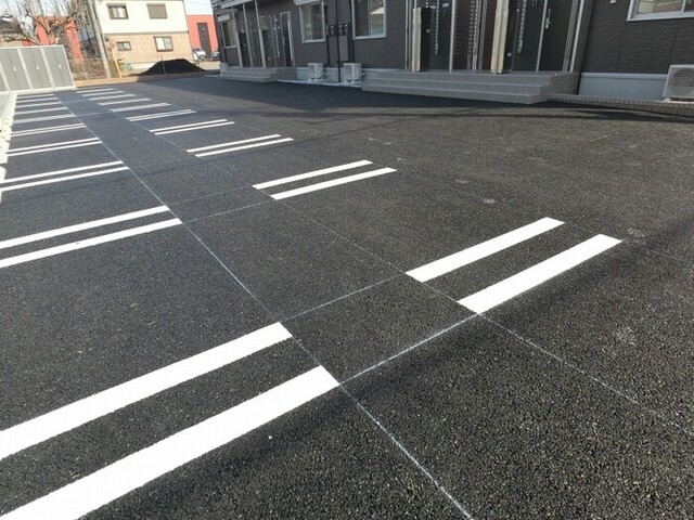 駐車場　玄関側・駐車場