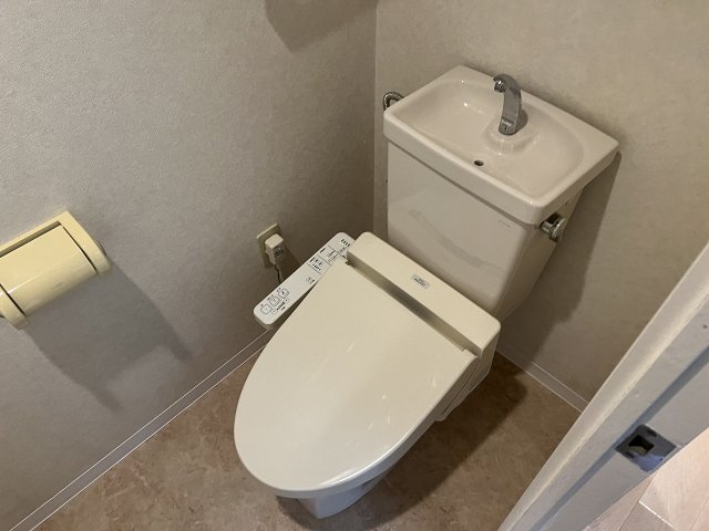トイレ　ウォシュレット付きのトイレです♪