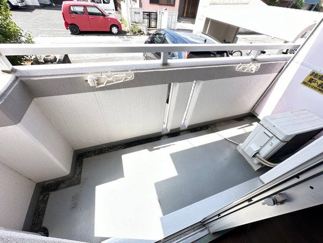 バルコニー　暖かな日差しのふりそそぐバルコニー