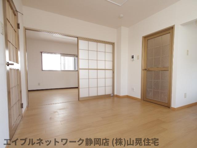居室・リビング　こちらの居間で趣味の時間をお楽しみください