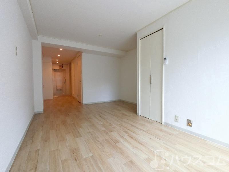 居室・リビング　白を基調にしたお部屋です。