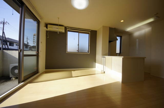 居室・リビング　こんなに収納できます♪白く明るい感じのお部屋です☆