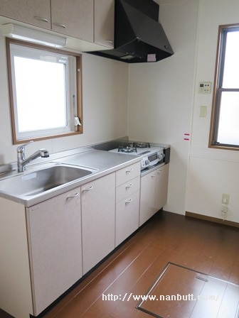 キッチン　独立タイプのキッチン／窓付き