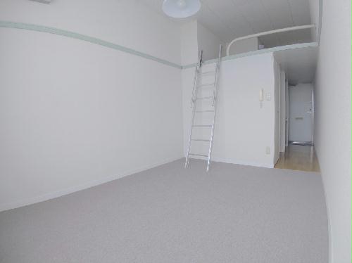 居室・リビング　1階はフローリング、2階はじゅうたんになります。