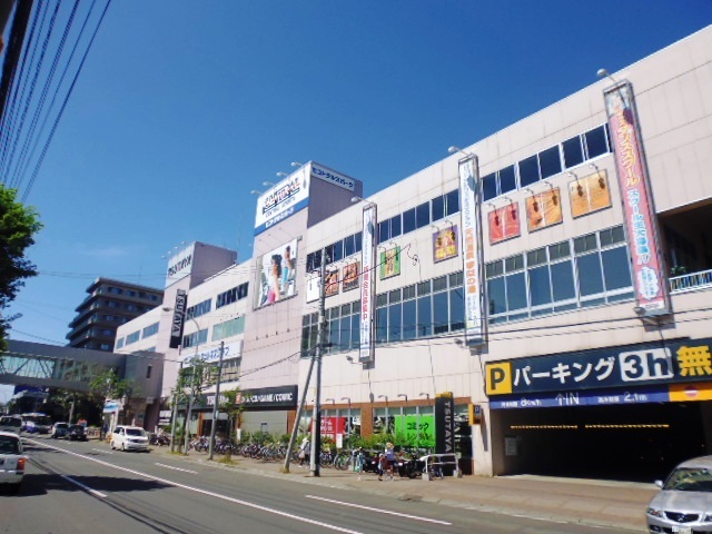 レンタルビデオ　TSUTAYA札幌琴似店（レンタルビデオ）まで800m
