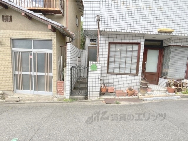 【京都市伏見区深草直違橋片町のマンションのエントランス】