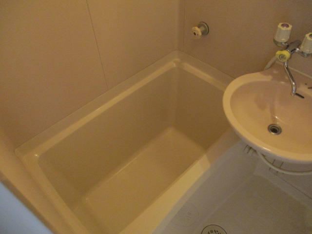 バス・シャワールーム　お風呂・トイレ別です。