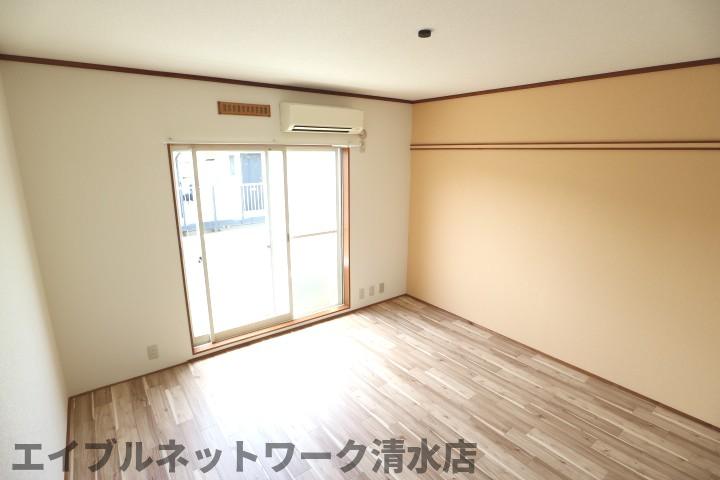 ＪＲ東海道本線 清水駅 バス乗車時間：23分 最寄りバス停で下車 徒歩13分 2階建 築41年の居間写真