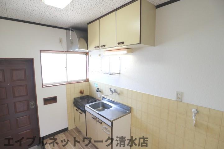 ＪＲ東海道本線 清水駅 バス乗車時間：23分 最寄りバス停で下車 徒歩13分 2階建 築41年のキッチン写真