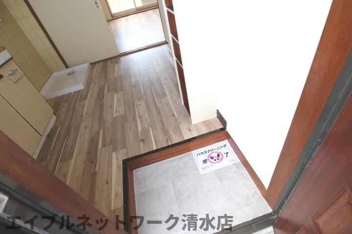 ＪＲ東海道本線 清水駅 バス乗車時間：23分 最寄りバス停で下車 徒歩13分 2階建 築41年の玄関写真