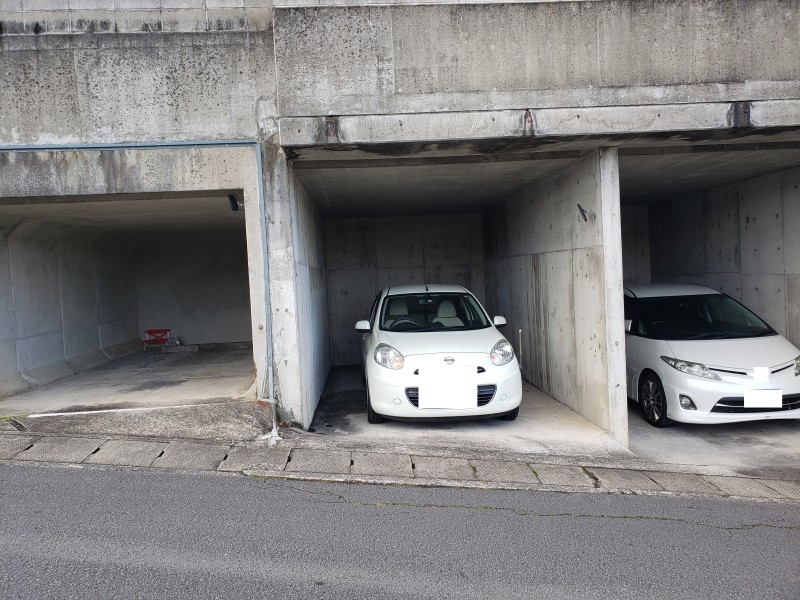 【長崎市住吉台町のアパートの駐車場】