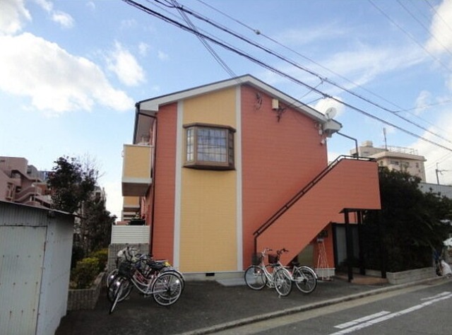 八尾市桜ヶ丘のアパートの建物外観