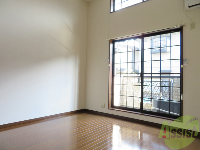 居室・リビング　陽の光が差し込む明るいお部屋は気持がいいですね～