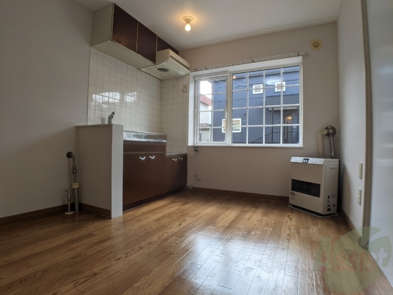 居室・リビング　５．２５帖のダイニングキッチン。ご飯を食べるお部屋ですね。