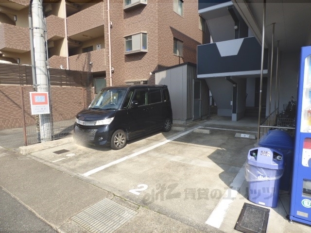 【京都市西京区牛ケ瀬南ノ口町のマンションの駐車場】