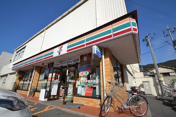 コンビニ　セブンイレブン広島戸坂中町店（コンビニ）まで340m