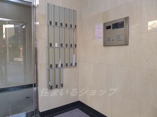 【広島市安佐北区上深川町のマンションのエントランス】