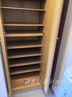 【広島市安佐北区上深川町のマンションの玄関】